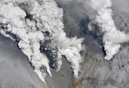 https://storage.bljesak.info/article/334066/450x310/vulkan erupcija.jpg